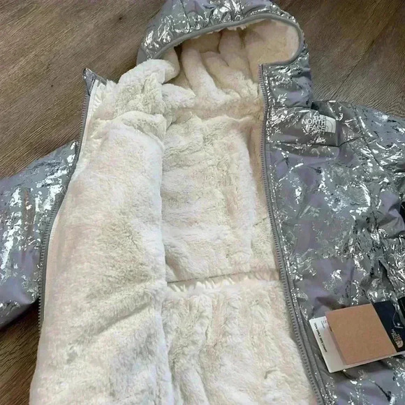 The North Face Girls’ Reversible Mossbud Parka, Large (Size 12) - Picture 7 of 13